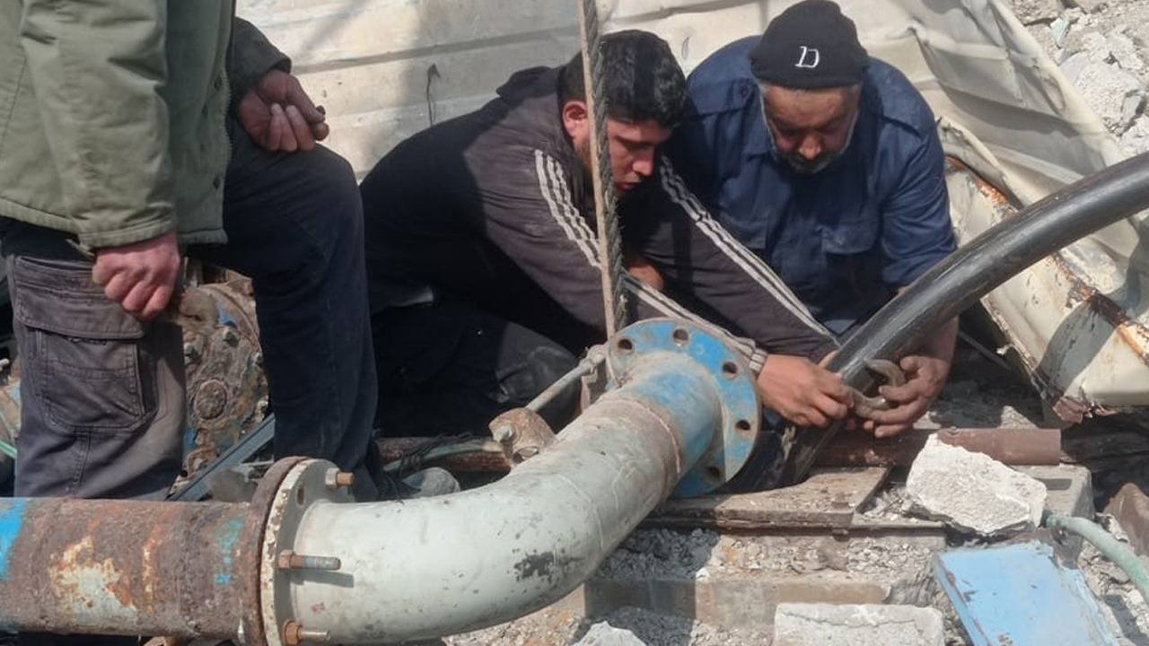 طواقم بلدية جباليا النزلة تنجح في إنشاء وتشغيل بئر وغاطسَي مياه 