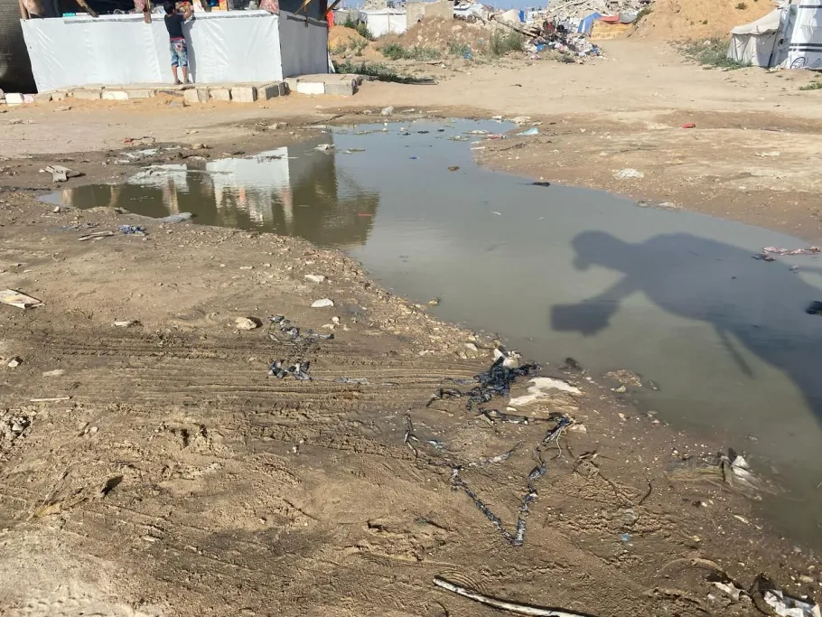 بلدية جباليا النزلة تُحذر من طفح مياه الصرف الصحي 